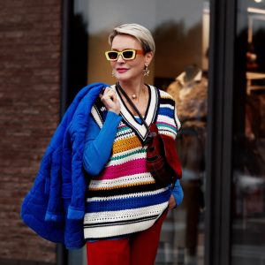 O tinuta casual cu pulover si geaca